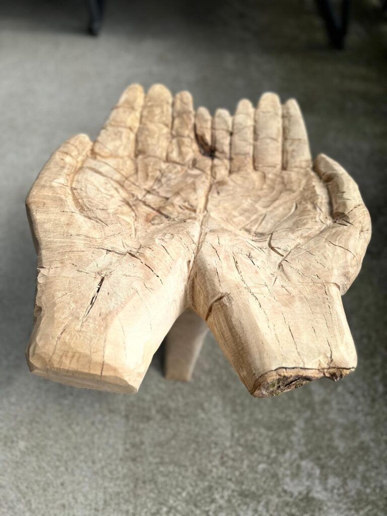 Offene Hände aus Holz geschnitzt