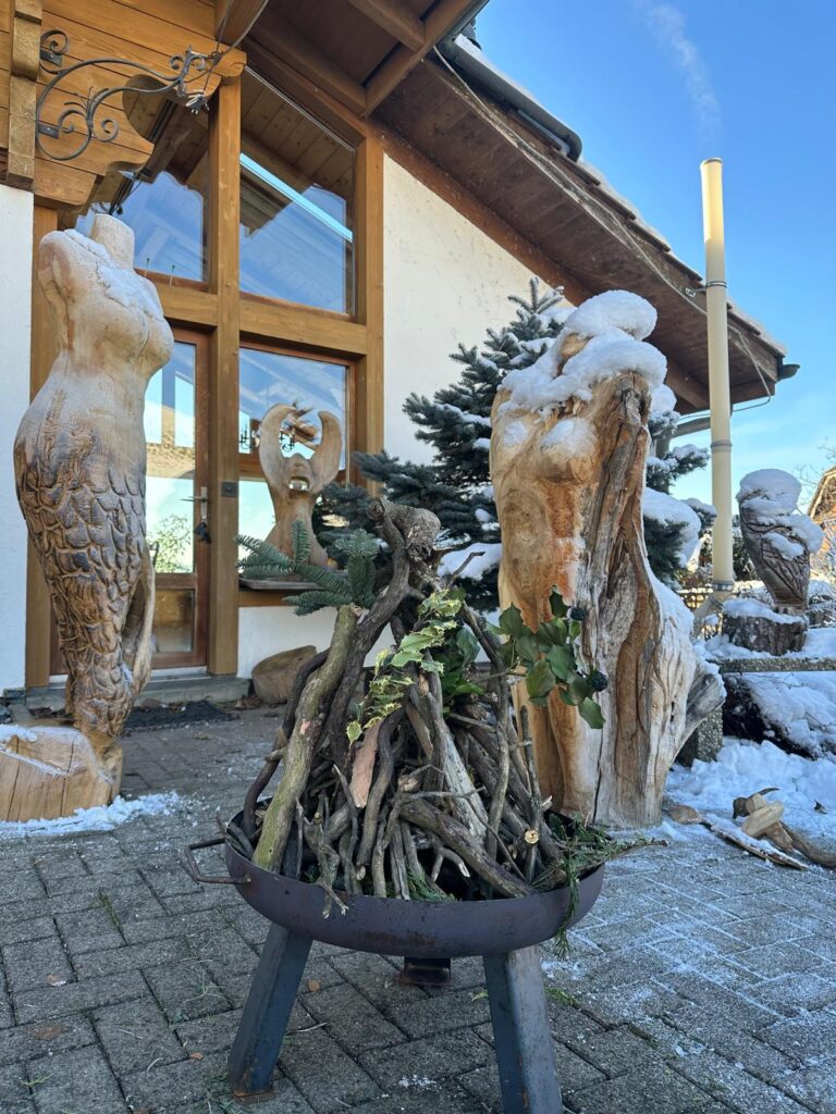 Skulpturen, die im Schnee stehen
